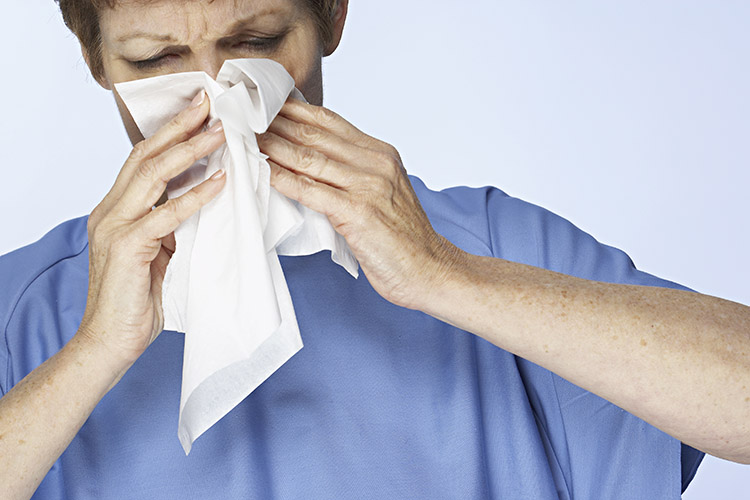 Por que o pó é um vilão para quem tem alergia respiratória?