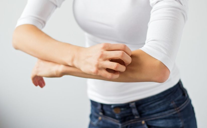Como é feito o tratamento de dermatite atópica?