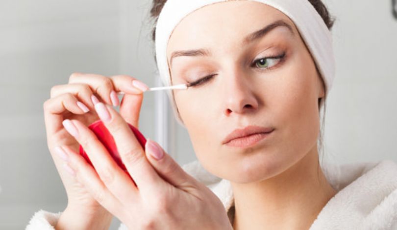 Por que algumas maquiagens podem causar alergia na pele?